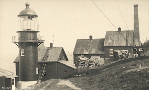 Le phare de Pointe-à-la-Renommée et ses dépendances vers 1910. À l’arrière du phare de 1907, on reconnaît la maison-phare datant de 1880.
