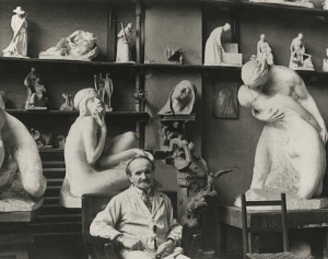 Alfred Laliberté dans son atelier de sculpture