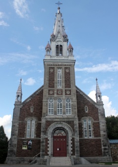 Façade actuelle de l'église de l'Annonciation d'Oka